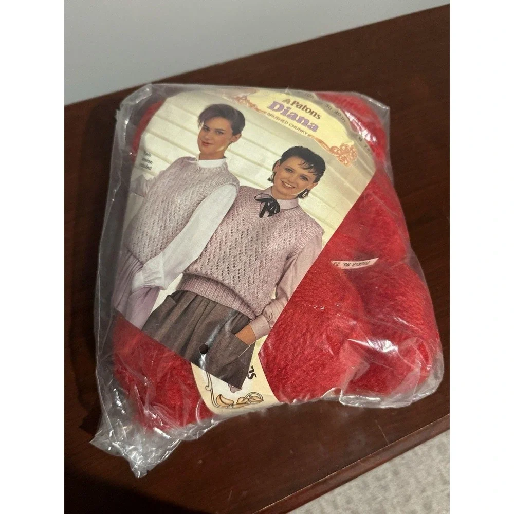 Patons DIANA 6 Brushed Chunky Soft Yarn Red Shade 9004 Red code B 7235‎ 15 sts